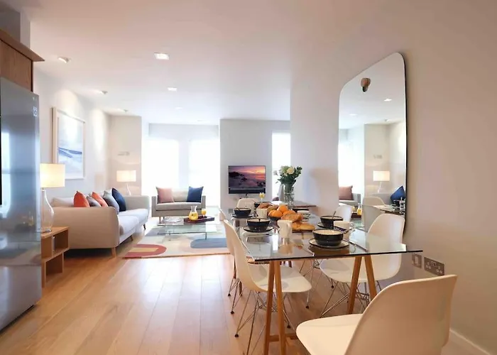 Luxurious Apartment, 180° Beach Views & Parking