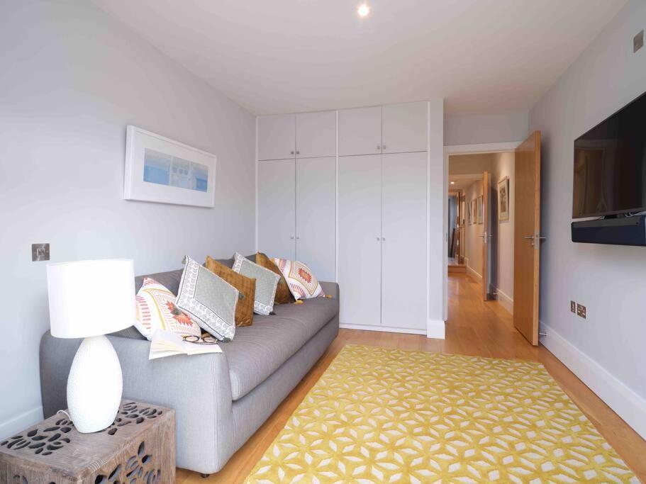 Luxurious Apartment, 180° Views & Parking *